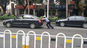 贊！海口一司機車輛出故障道路中間拋錨 交警幫推車